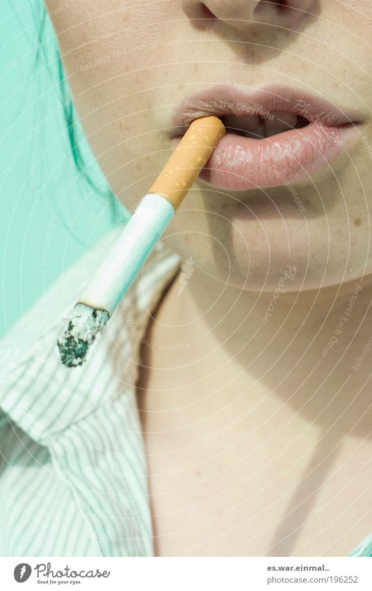 könner. feminin Frau Erwachsene Mund 18-30 Jahre Jugendliche Hemd Erholung Rauchen warten Sucht Lust Zigarettenasche gesundheitsschädlich ziehen trashig Pause