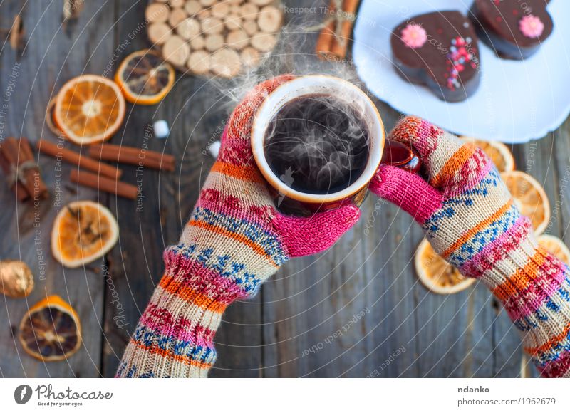 Tasse schwarzen Kaffee in seinen Händen über den Tisch Frucht Dessert Süßwaren Kräuter & Gewürze Frühstück Kaffeetrinken Getränk Heißgetränk Espresso Teller