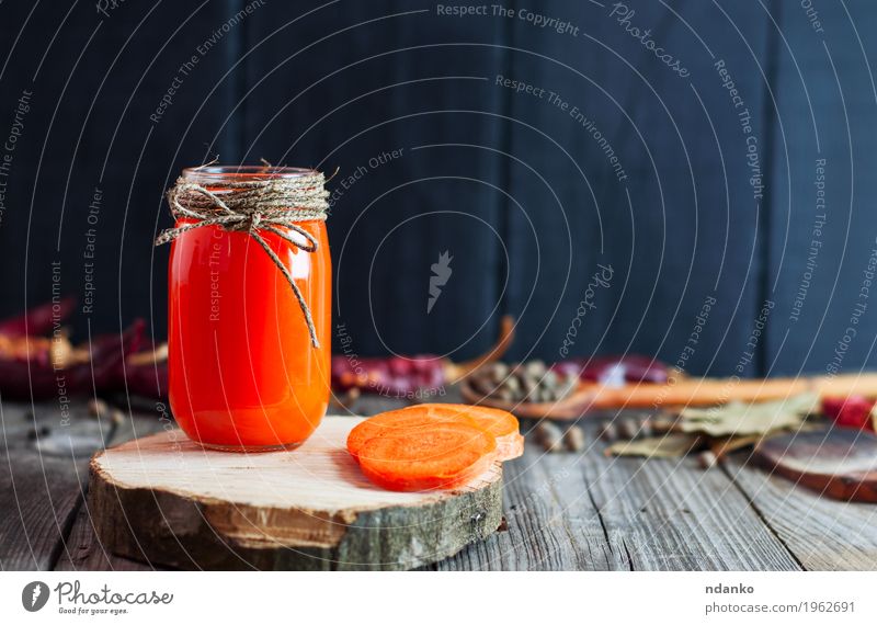 Glas frischer Karottensaft auf einer Holzoberfläche Gemüse Kräuter & Gewürze Ernährung Vegetarische Ernährung Diät Getränk Erfrischungsgetränk Saft Flasche