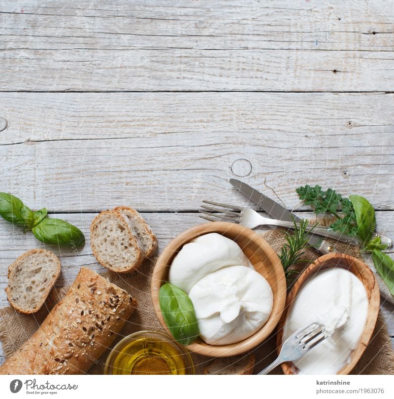 Italienischer Käse Burrata, Olivenöl und Brot Kräuter & Gewürze Ernährung Vegetarische Ernährung Italienische Küche Schalen & Schüsseln Gabel frisch lecker