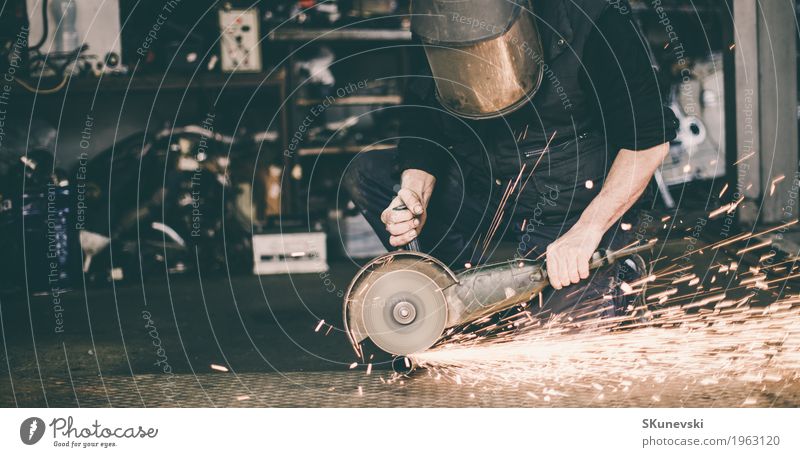 Metallschleifen auf Stahlersatzteil in der Werkstatt. Behandlung Arbeit & Erwerbstätigkeit Baustelle Fabrik Industrie Werkzeug Säge Maschine Nähmaschine