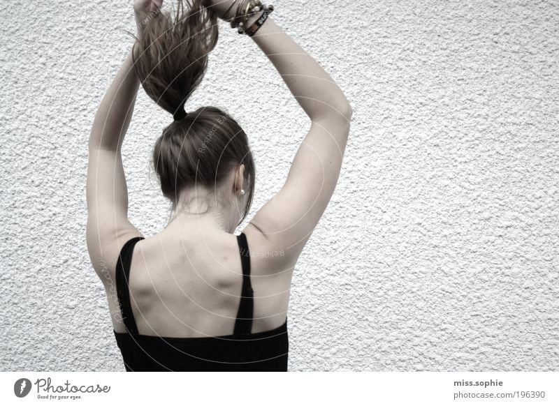 die neue leichtigkeit Tanzen Frau Erwachsene Jugendliche Haare & Frisuren Rücken Top brünett langhaarig Zopf Bewegung hängen ästhetisch elegant schwarz weiß