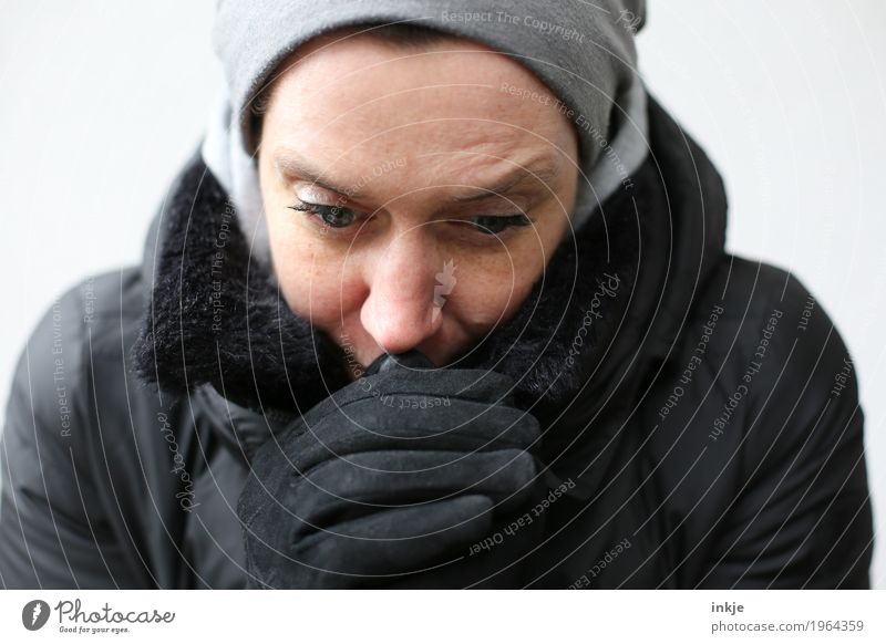 kalt Lifestyle Stil Frau Erwachsene Leben Kopf Gesicht Hand 1 Mensch 30-45 Jahre 45-60 Jahre Jacke Mantel Wintermantel Handschuhe Mütze frieren Klima