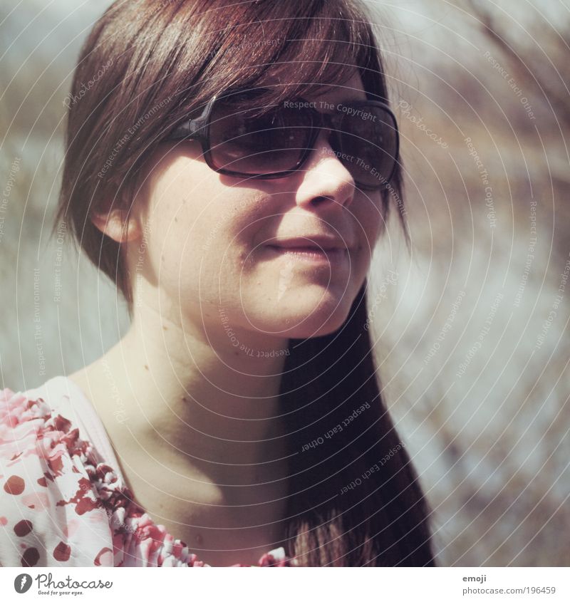 Sonnenbrille is montiert feminin Junge Frau Jugendliche 1 Mensch 18-30 Jahre Erwachsene Accessoire brünett langhaarig schön positiv rosa Fröhlichkeit