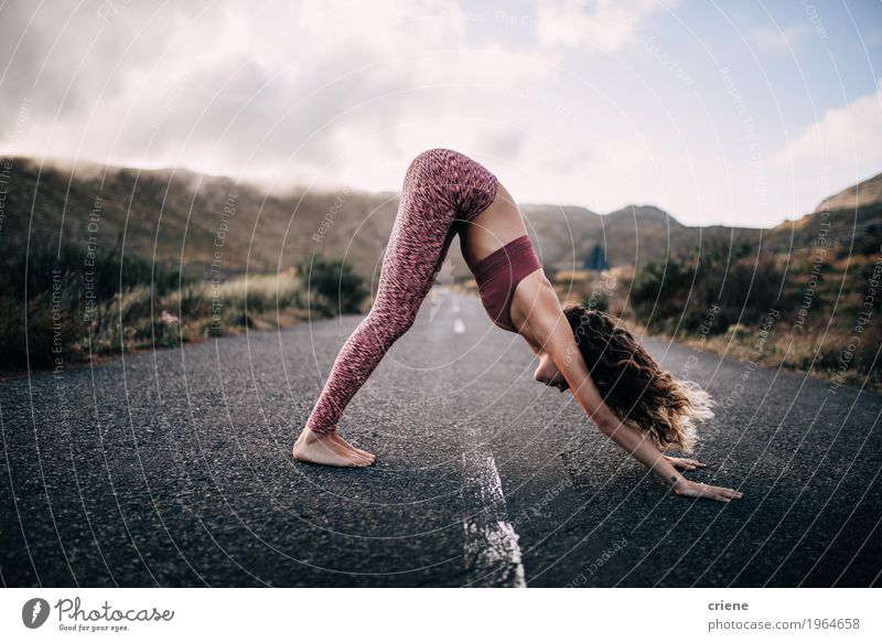 Übendes Yoga des jungen weiblichen Erwachsenen auf szenischer Straße Lifestyle Körper Gesundheit sportlich Fitness Leben Wohlgefühl Freizeit & Hobby
