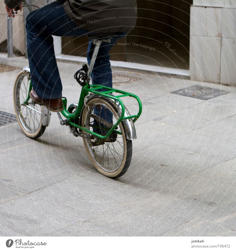 Nächste Ausfahrt links oben Leben Gesäß Beine Fuß Klima Klimawandel Verkehr Verkehrsmittel Straßenverkehr Fahrradfahren Bewegung grün anstrengen Freude