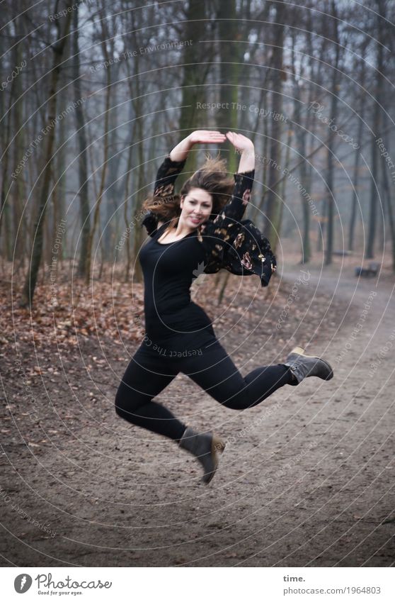 Anne feminin Frau Erwachsene 1 Mensch Tänzer Winter Baum Wald Wege & Pfade T-Shirt Hose Jacke brünett langhaarig Bewegung Blick Tanzen Freundlichkeit