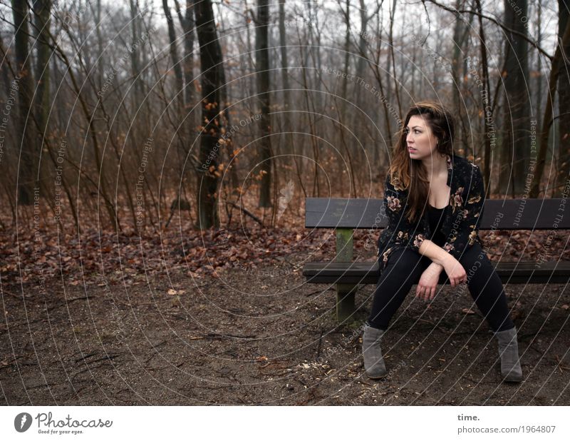 Anne feminin Frau Erwachsene 1 Mensch Wald T-Shirt Hose Jacke Stiefel brünett langhaarig Bank beobachten Blick sitzen warten schön selbstbewußt Wachsamkeit