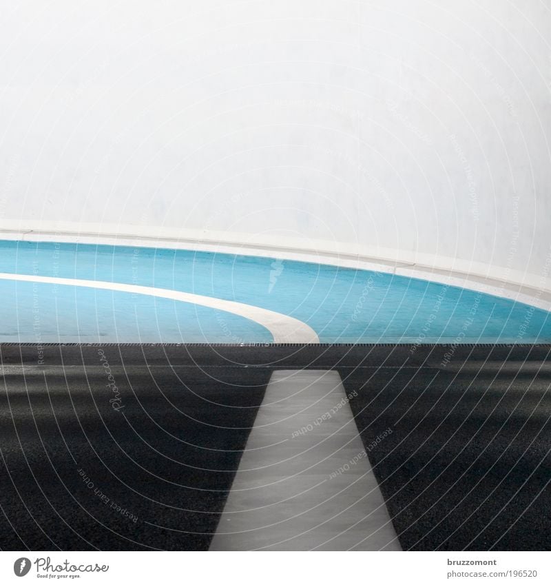 Fahrt ins Blaue Güterverkehr & Logistik Tunnel Parkhaus Verkehr Straßenverkehr Autofahren Kurve links Linie Schilder & Markierungen weiß blau schwarz