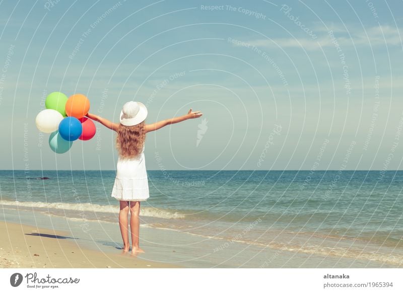 Jugendlich Mädchen mit den Ballonen, die auf dem Strand stehen Lifestyle Freude Glück Erholung Freizeit & Hobby Spielen Ferien & Urlaub & Reisen Ausflug