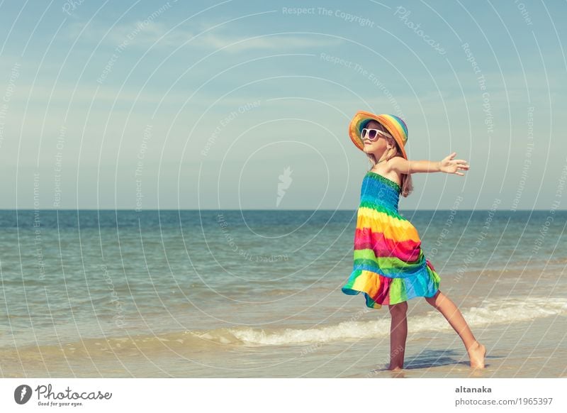 Kleines Mädchen, das auf dem Strand steht Lifestyle Freude Glück Erholung Freizeit & Hobby Spielen Ferien & Urlaub & Reisen Ausflug Abenteuer Freiheit Sommer