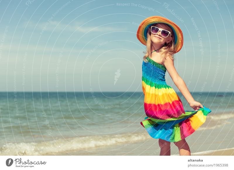 Kleines Mädchen, das auf dem Strand steht Lifestyle Freude Glück Erholung Freizeit & Hobby Spielen Ferien & Urlaub & Reisen Ausflug Abenteuer Freiheit Sommer