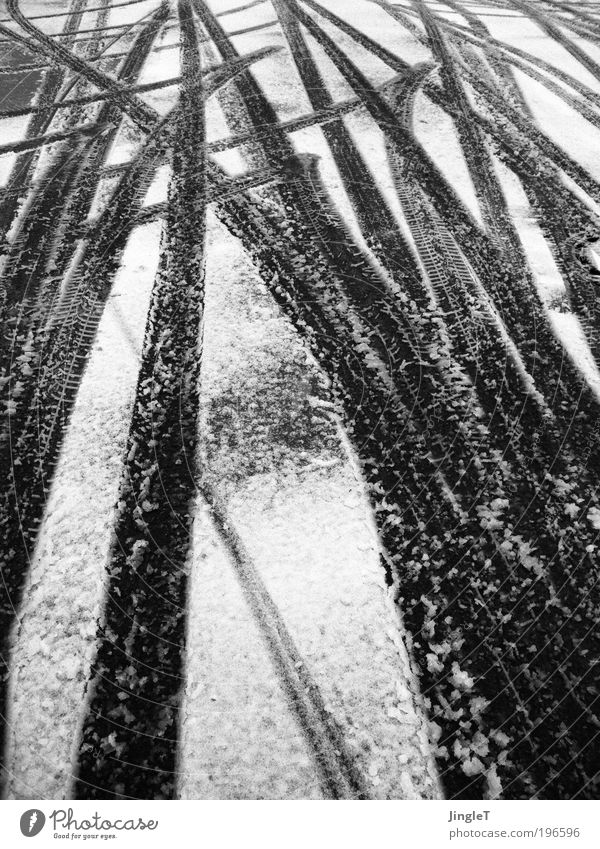 cold tracks Asphalt Straße Straßenbelag Eis Schnee kalt Reifenprofil Spuren Winter Frost schlittern rutschen Alltagsfotografie