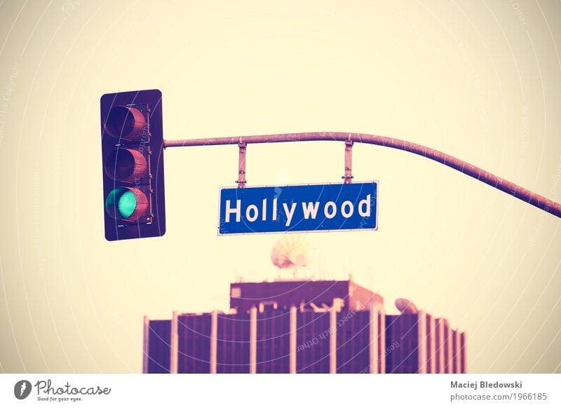 Weinlese tonte Hollywood-Straßenschild und Ampeln. Sommer Bauwerk Dach Satellitenantenne Verkehrszeichen Verkehrsschild trendy reich retro violett Los Angeles