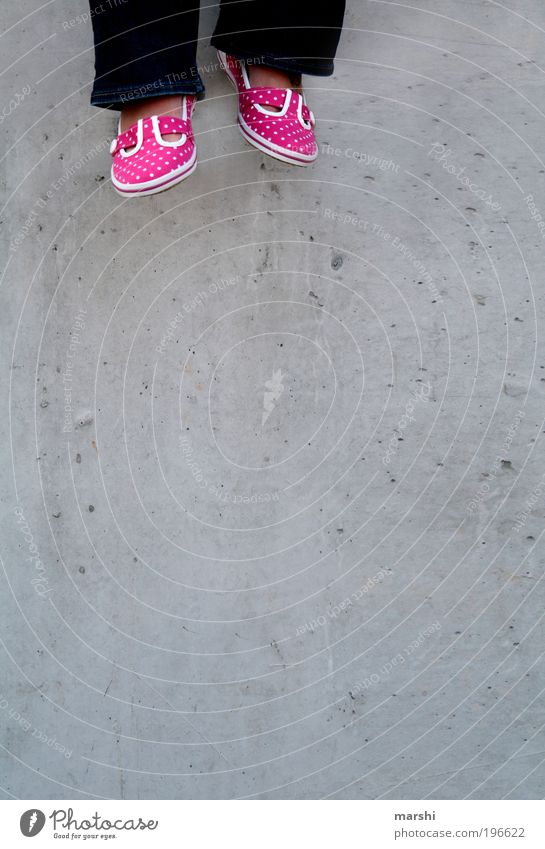 baumeln lassen Stil Beine Fuß grau rosa Schuhe sommerlich hängen hängend hängen lassen Beton Betonwand Mauer gepunktet schön Gefühle Punkt Farbfoto