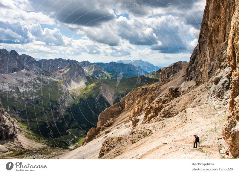 Wanderer an der Felswand in den Dolomiten Zentralperspektive Starke Tiefenschärfe Sonnenstrahlen Sonnenlicht Lichterscheinung Silhouette Kontrast Schatten Tag