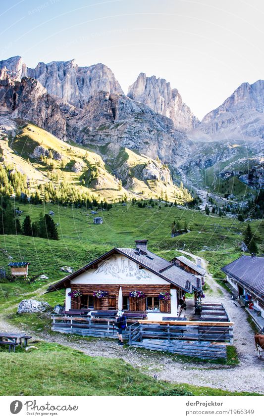 Hütte mit Aussicht in den Dolomiten Zentralperspektive Starke Tiefenschärfe Sonnenstrahlen Sonnenlicht Lichterscheinung Silhouette Kontrast Schatten Tag