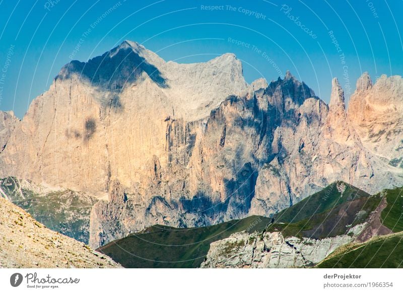 Aussicht mit Wolken und Schatten in den Dolomiten III Zentralperspektive Starke Tiefenschärfe Sonnenstrahlen Sonnenlicht Lichterscheinung Silhouette Kontrast