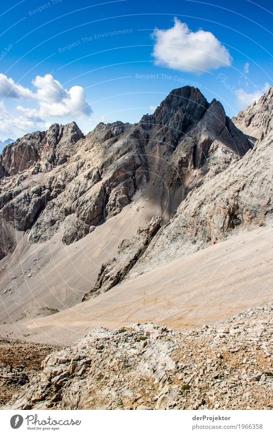 Aussicht mit Wolken und Schatten in den Dolomiten II Zentralperspektive Starke Tiefenschärfe Sonnenstrahlen Sonnenlicht Lichterscheinung Silhouette Kontrast Tag