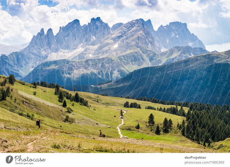 Wandern mit Panorama in den Dolomiten Zentralperspektive Starke Tiefenschärfe Sonnenstrahlen Sonnenlicht Lichterscheinung Silhouette Kontrast Schatten Tag