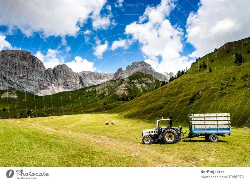 Traktor mit Panorama in den Dolomiten Zentralperspektive Starke Tiefenschärfe Sonnenstrahlen Sonnenlicht Lichterscheinung Silhouette Kontrast Schatten Tag