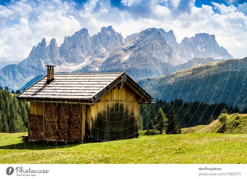 Hütte mit Panorama in den Dolomiten Zentralperspektive Starke Tiefenschärfe Sonnenstrahlen Sonnenlicht Lichterscheinung Silhouette Kontrast Schatten Tag