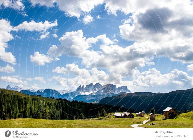 Hütten mit Panorama in den Dolomiten Zentralperspektive Starke Tiefenschärfe Sonnenstrahlen Sonnenlicht Lichterscheinung Silhouette Kontrast Schatten Tag