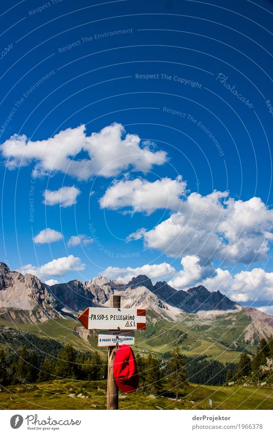 Wanderinformationen mit Panorama in den Dolomiten II Zentralperspektive Starke Tiefenschärfe Sonnenstrahlen Sonnenlicht Lichterscheinung Silhouette Kontrast