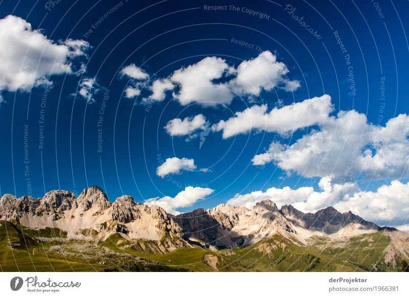 Wolken und Schatten in den Dolomiten Zentralperspektive Starke Tiefenschärfe Sonnenstrahlen Sonnenlicht Lichterscheinung Silhouette Kontrast Tag