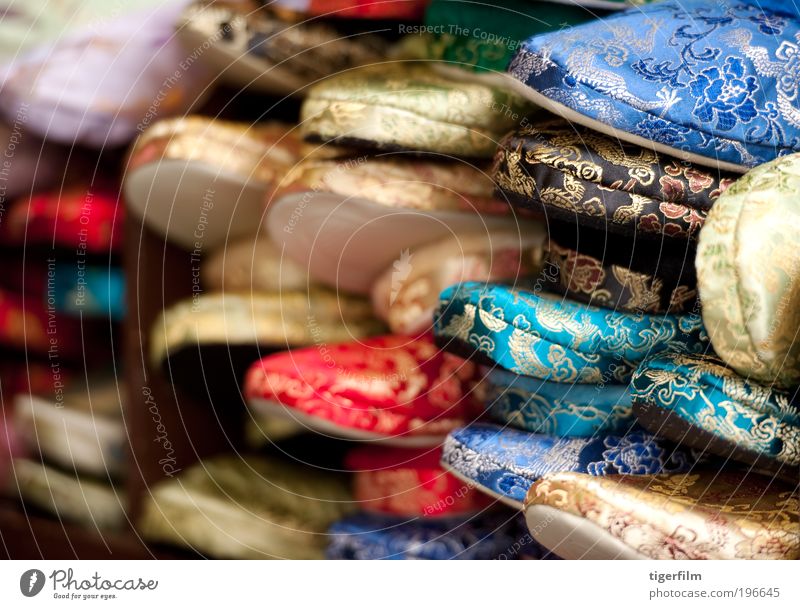Chinesische Seidenpantoffeln Hausschuhe Farbe mehrfarbig Stickereien Handarbeit Muster rot blau gold Schuh Chinese Hintergrundbild mehrere viele seicht Tiefe