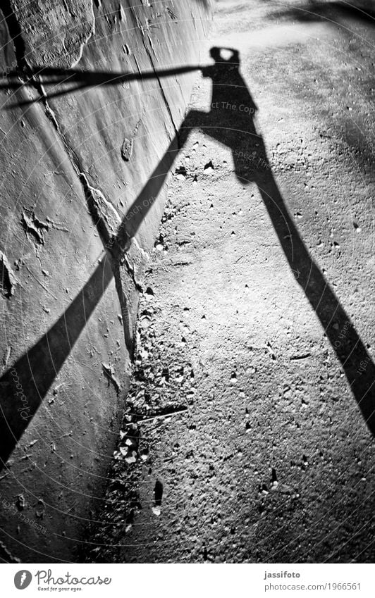 Schattenwesen Mensch 1 Mauer Wand gruselig dünn schwarz Surrealismus Schattenspiel Schlagschatten Schattenriss Abbild Existenz Fabelwesen lang Körper Silhouette
