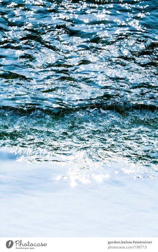 wilde Wasser Umwelt Natur Urelemente leuchten Flüssigkeit frisch nass blau Wellen Reflexion & Spiegelung Farbfoto Außenaufnahme abstrakt Muster
