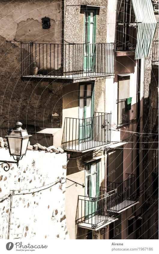 zammgebrochen | und wieder aufgebaut Häusliches Leben Wohnung Haus Renovieren Sizilien Italien Dorf Kleinstadt Altstadt Menschenleer Ruine Mauer Wand Fassade