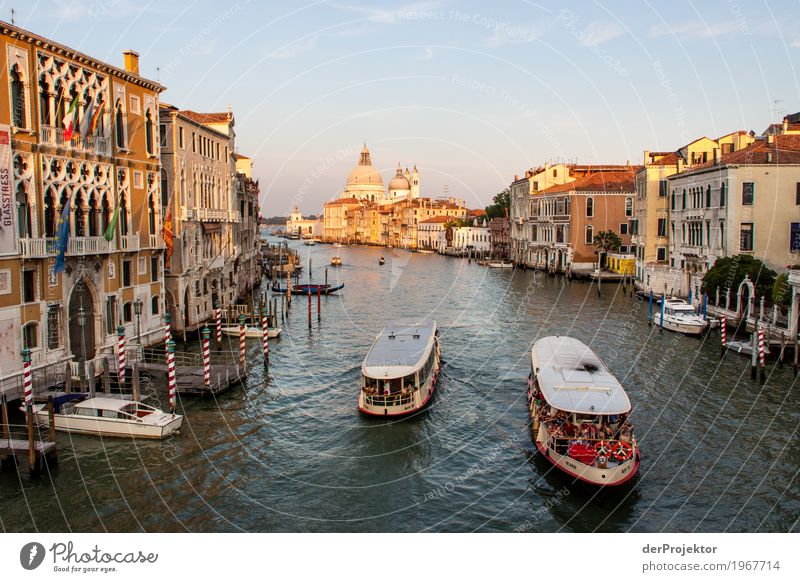 Sonnenaufgang am Canale Grande in Venedig mit Booten Blick Zentralperspektive Starke Tiefenschärfe Morgendämmerung Licht Schatten Kontrast Textfreiraum Mitte