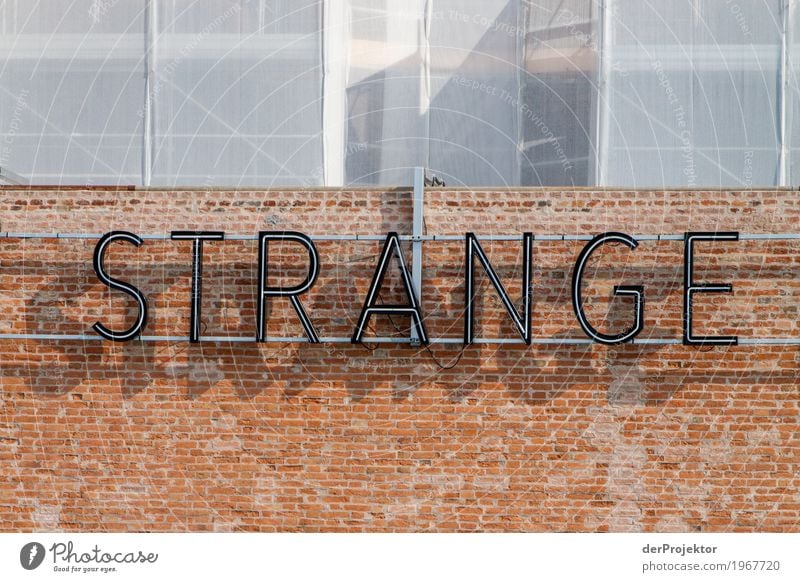 "Strange" in Buchstaben an Wand in Venedig Blick Zentralperspektive Starke Tiefenschärfe Morgendämmerung Licht Schatten Kontrast Textfreiraum Mitte