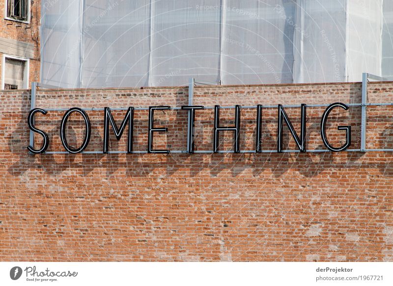 "Something" in Buchstaben an Wand in Venedig Blick Zentralperspektive Starke Tiefenschärfe Morgendämmerung Licht Schatten Kontrast Textfreiraum Mitte
