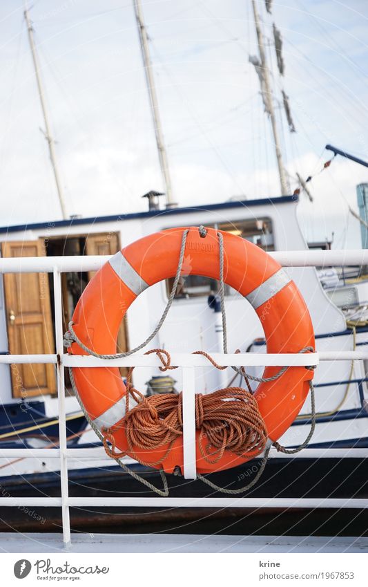 zur See Ausflug Abenteuer Ferne Kreuzfahrt Meer Schifffahrt Binnenschifffahrt Bootsfahrt maritim retro orange Vertrauen Sicherheit Schutz Rettung Rettungsring