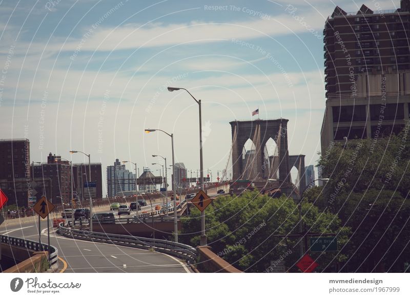 Brooklyn Bridge Straße Brücke Fahrzeug PKW fahren New York City USA Farbfoto Außenaufnahme