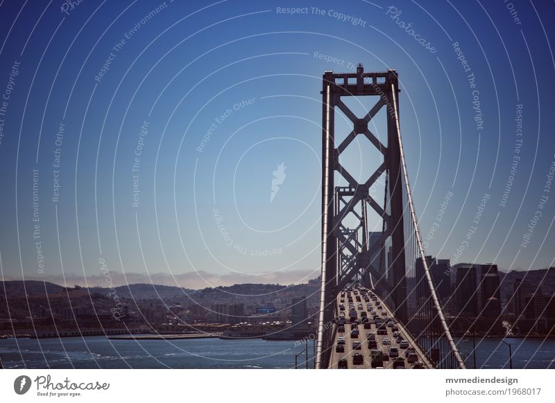 Bay Bridge San Francisco Berufsverkehr Autofahren Straße Brücke PKW Oakland Bay Bridge USA Kalifornien Verkehrswege Blauer Himmel Berge u. Gebirge Farbfoto
