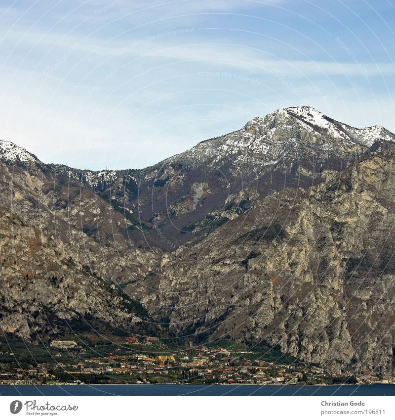 Der Berg ruft Natur blau Berge u. Gebirge See Gardasee Aussicht Wasser Italien Himmel Blauer Himmel himmelblau Stein Ferien & Urlaub & Reisen Luftperspektive