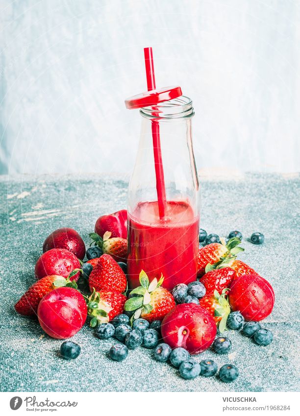 Rotes Obst und Beeren Smoothie in Flasche Frucht Bioprodukte Vegetarische Ernährung Diät Getränk Saft Stil Design Gesundheit Gesunde Ernährung Fitness Leben