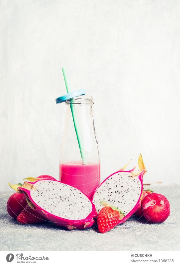 Rosa Smoothie in Flasche mit tropischen Früchten Frucht Bioprodukte Vegetarische Ernährung Diät Getränk Saft Geschirr Stil Design Gesundheit Gesunde Ernährung