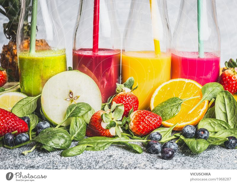 Bunte Smoothie Getränke in Flaschen mit frischen Zutaten Lebensmittel Gemüse Frucht Ernährung Bioprodukte Vegetarische Ernährung Diät Erfrischungsgetränk Saft