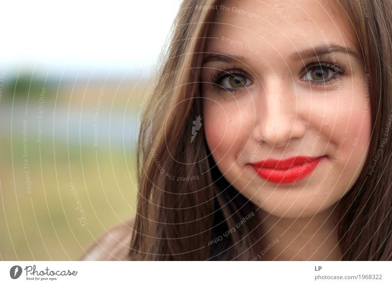 junge Frau lächelnd Lifestyle Stil Design Freude schön Haare & Frisuren Haut Gesicht Kosmetik Schminke Lippenstift Gesundheit sportlich Wellness Leben