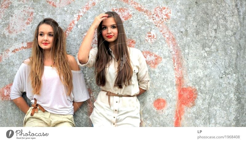 2 schöne Mädchen, die gegen eine Wand stehen Lifestyle elegant Stil Design Haare & Frisuren Mensch feminin Junge Frau Jugendliche Geschwister