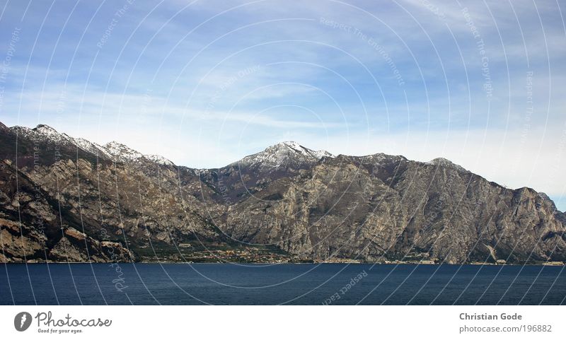 Der Berg schreit Natur Berge u. Gebirge See Gardasee Aussicht Wasser Italien Himmel Blauer Himmel Stein Ferien & Urlaub & Reisen Luftperspektive Küste Seeufer