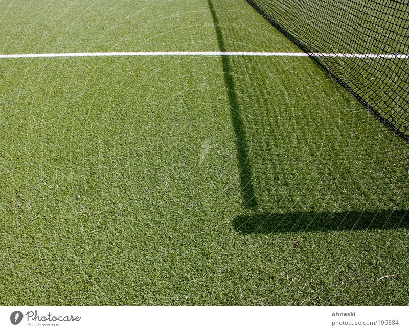 Es lebe der Sport Ballsport Erfolg Verlierer Fußball Tennis Tennisnetz Sportstätten grün Linie liniert Kunstrasen Farbfoto abstrakt Muster Strukturen & Formen