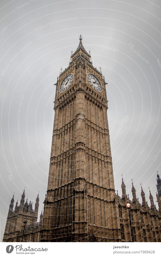 13:10 Wolken schlechtes Wetter London Großbritannien Stadt Hauptstadt Palast Turm Bauwerk Gebäude Architektur Sehenswürdigkeit Wahrzeichen Big Ben