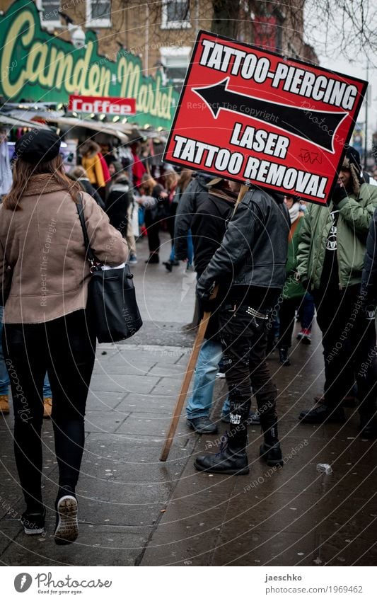 Schild zur Laserentfernung von Tattoos Abenteuer Mensch Leben Menschenmenge London London Borough of Camden Stadt dumm Hemmungslosigkeit einzigartig
