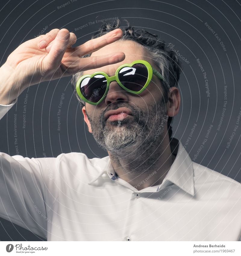 Verrückter Mann mit grüner Brille macht ein Selfie Stil Sommer Mensch maskulin Erwachsene 1 45-60 Jahre Tanzen Coolness retro verrückt Kaukasier Mitteilung Typ